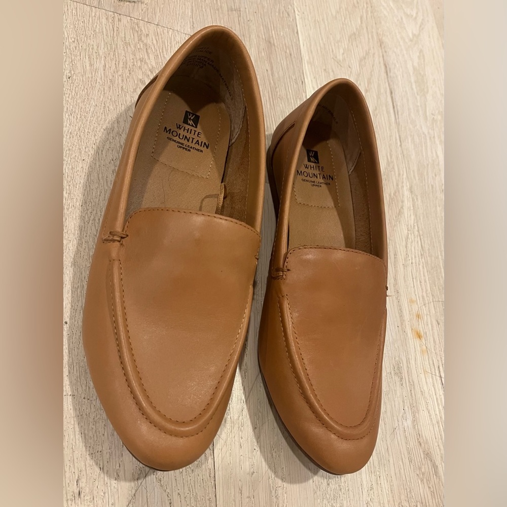 Leather white mountain women’s flats.